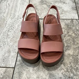 Crocs women’s Brooklyn low ridge pink EUC size 9